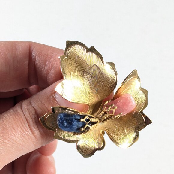 Gold tone metal leaf brooch with blue and pink stones - Picture 3 of 6